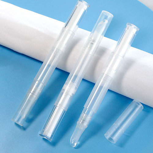 에 대한 최신 회사 뉴스 브러시 어플리케이터 트위스트 화장품 펜이 어떻게 기능과 우아함을 결합하는지